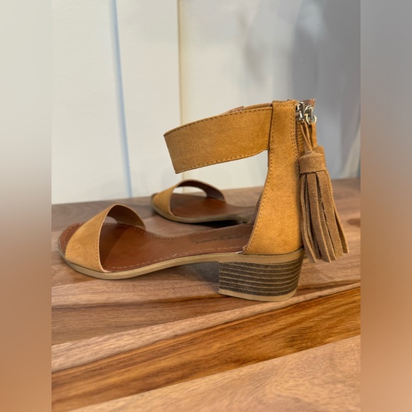 🫶🏽Price reduction🫶🏽 Rock & Candy Tasseled Leather Sandals, size 7.5 - Picture 4 of 9